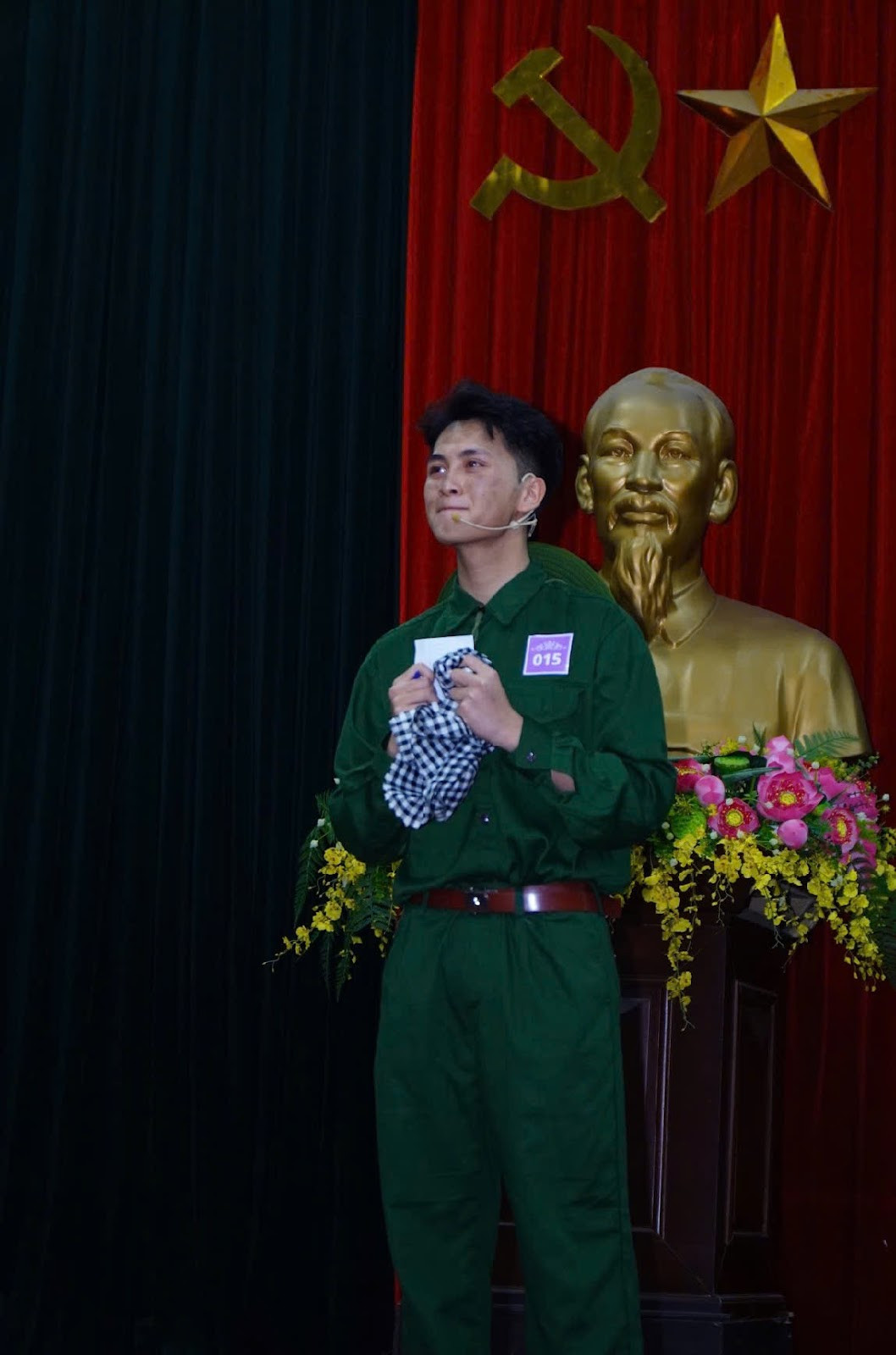 Văn Thành trong vai người lính trẻ của vở kịch “Giọt lệ người lính”.