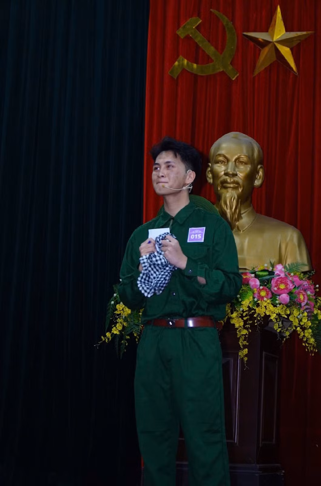 Văn Thành trong vai người lính trẻ của vở kịch “Giọt lệ người lính”. Văn Thành trong vai người lính trẻ của vở kịch “Giọt lệ người lính”.