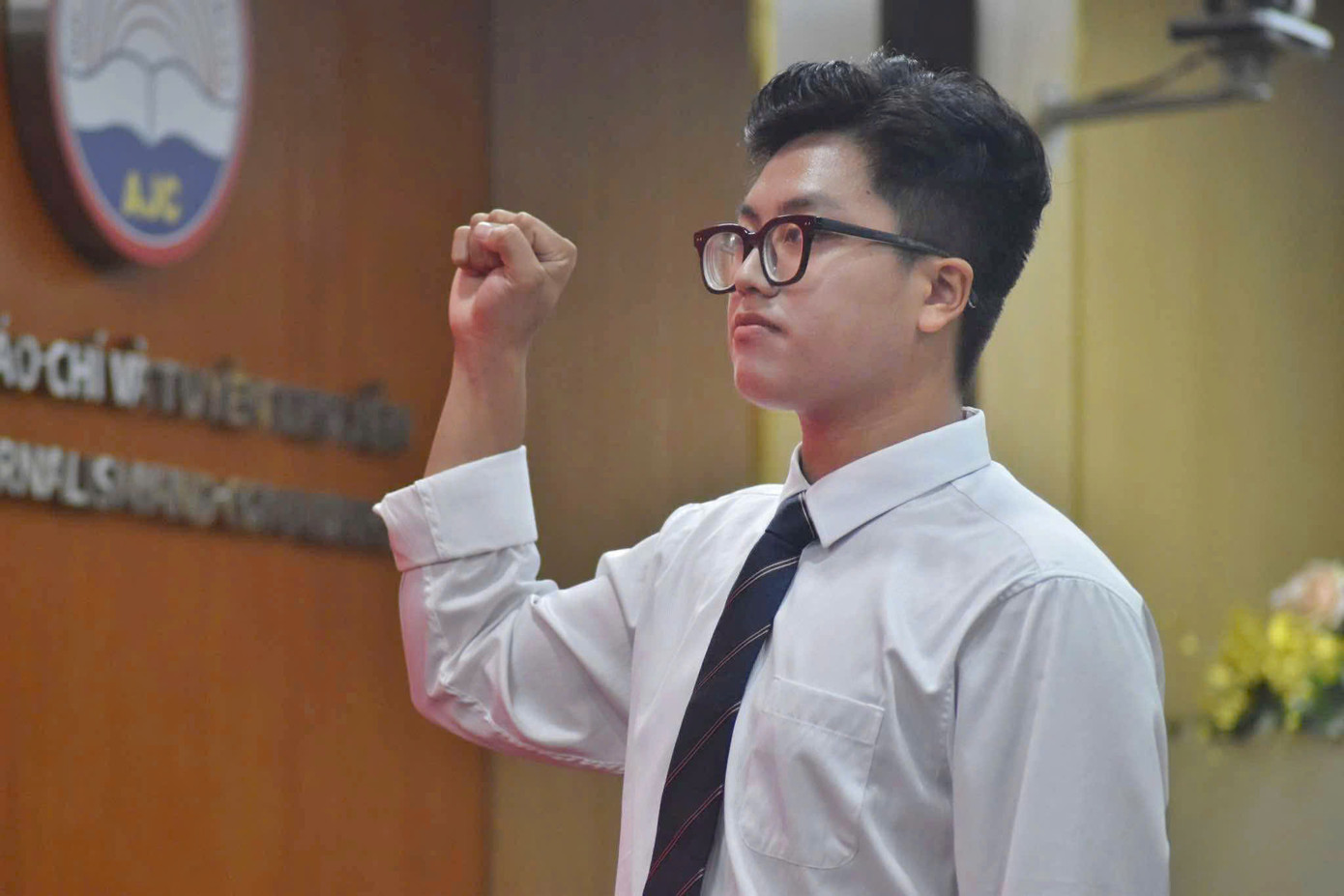 Khoảnh khắc thiêng liêng của Nguyễn Văn Song Phúc trong lễ kết nạp Đảng tại Học viện Báo chí và Tuyên truyền. Khoảnh khắc thiêng liêng của Nguyễn Văn Song Phúc trong lễ kết nạp Đảng tại Học viện Báo chí và Tuyên truyền.