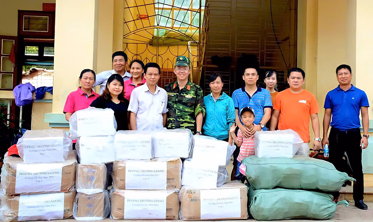 Nhà báo Hoàng Trường Giang chuẩn bị quà tặng thiện nguyện, sẵn sàng lên đường trao gửi yêu thương đến các điểm trường khó khăn. Nhà báo Hoàng Trường Giang chuẩn bị quà tặng thiện nguyện, sẵn sàng lên đường trao gửi yêu thương đến các điểm trường khó khăn.