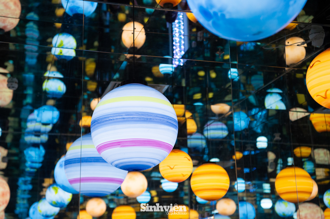 Với 8 concept riêng biệt, Triển lãm Starry Sky Museum là một vũ trụ ánh sáng thu nhỏ, được tạo nên từ hàng nghìn chiếc đèn LED đa dạng hình dáng theo chủ đề. Các tấm gương được tích hợp khéo léo trong mỗi không gian, nhân đôi hiệu ứng thị giác 3D, mang đến trải nghiệm đa giác quan đầy ấn tượng, nơi ánh sáng trở thành ngôn ngữ nghệ thuật độc đáo.