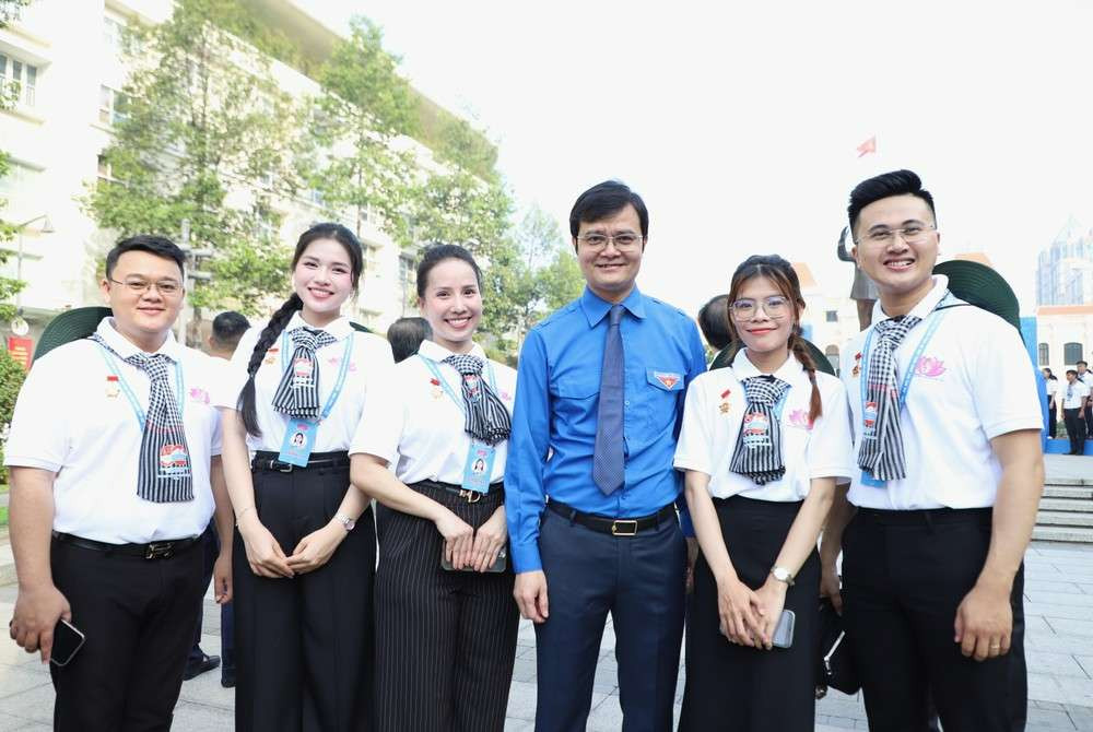 Chụp ảnh lưu niệm cùng đồng chí Bùi Quang Huy - Bí thư thứ nhất Trung ương Đoàn. Chụp ảnh lưu niệm cùng đồng chí Bùi Quang Huy - Bí thư thứ nhất Trung ương Đoàn.