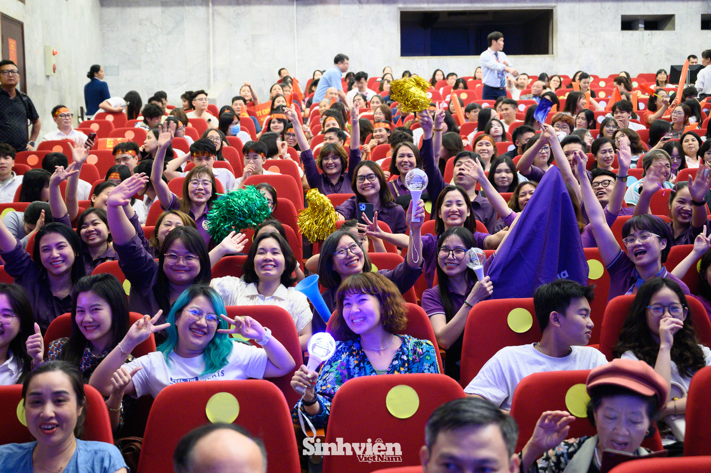 Khán đài như rung chuyển với tiếng hò reo, cổ vũ không ngớt và đầy nhiệt tình từ phía người thân, bạn bè học sinh và những người yêu nhạc. Tất cả đã cùng nhau tạo nên một bầu không khí vô cùng sôi động, cuồng nhiệt và tràn đầy phấn khích cho đêm chung khảo.