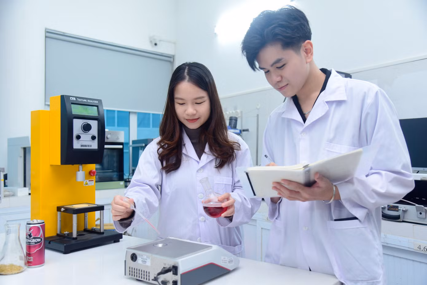 Sinh viên USTH thực hành thí nghiệm.
