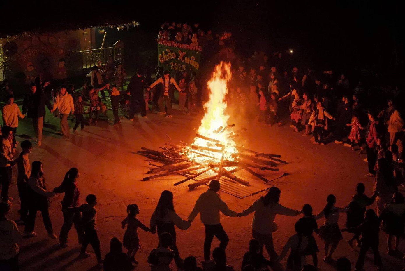 Các bạn học sinh tham gia đốt lửa trại cùng thầy trò trường Tiểu học và THCS Nà Hẩu.