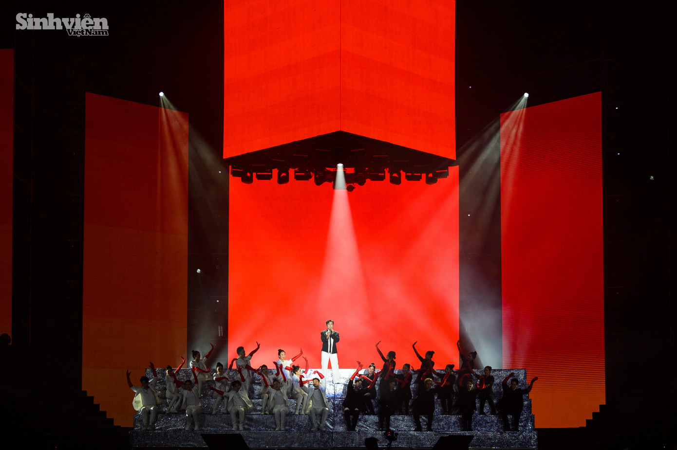 Bùi Công Nam đem đến cho khán giả bữa tiệc cảm xúc, nam ca sĩ cũng dành nhiều thời gian giao lưu cùng người hâm mộ, anh chia sẻ tại liveshow rằng: &quot;Anh có cảm giác như đi diễn ở Anh trai vượt ngàn chông gai.&quot;