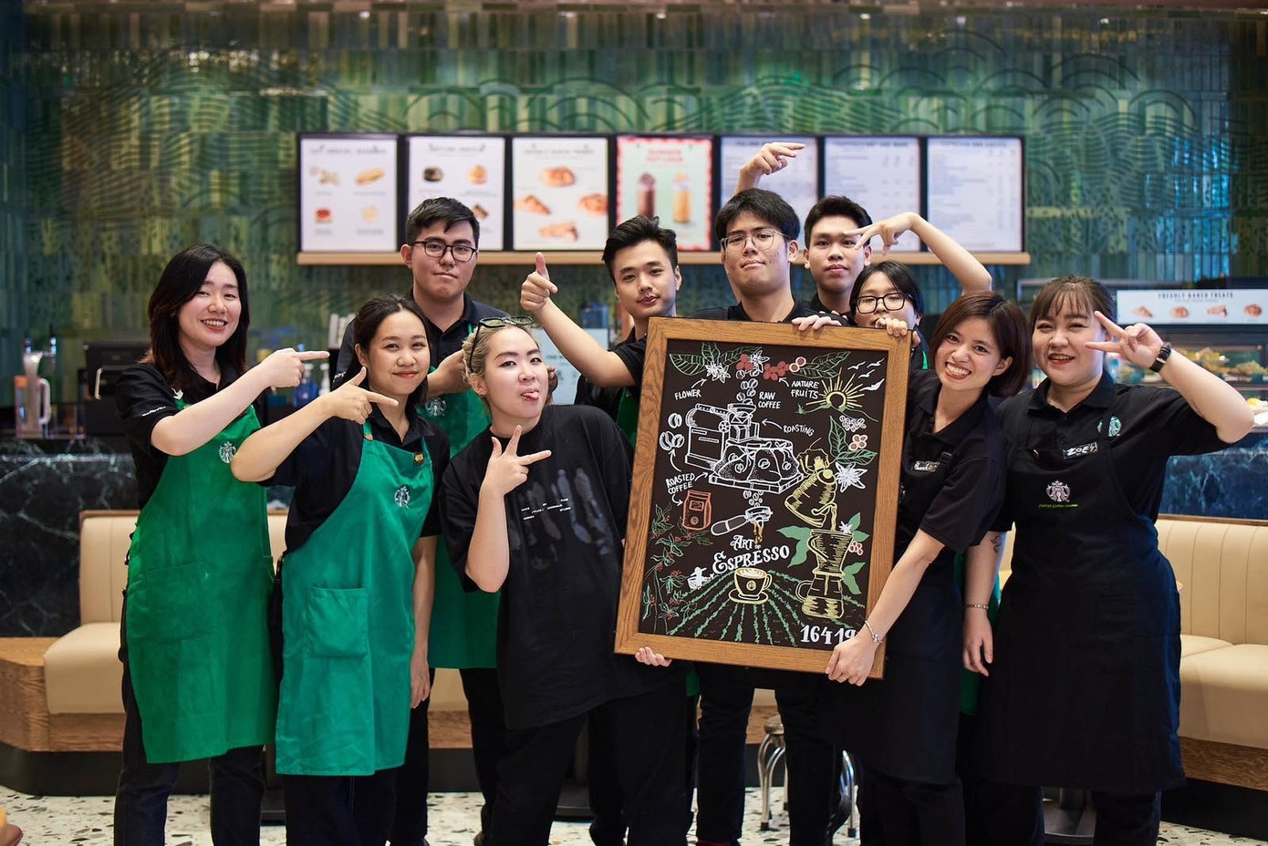 Minh Hiếu cùng các đồng nghiệp tại Starbucks, nơi không chỉ là công việc mà còn là môi trường rèn luyện kỹ năng giao tiếp và làm việc nhóm. Minh Hiếu cùng các đồng nghiệp tại Starbucks, nơi không chỉ là công việc mà còn là môi trường rèn luyện kỹ năng giao tiếp và làm việc nhóm.