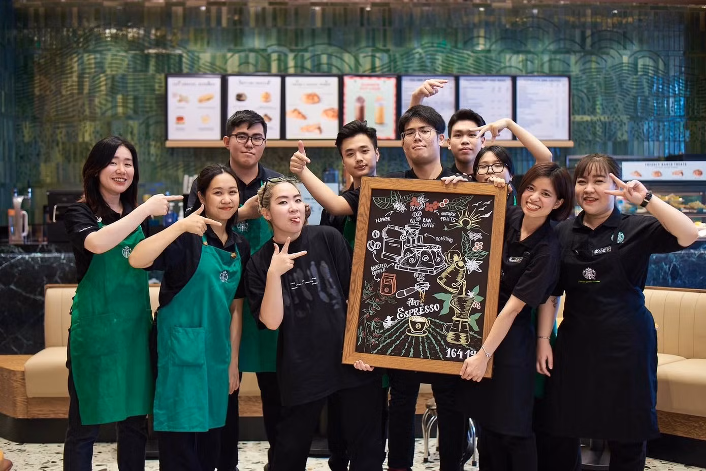 Minh Hiếu cùng các đồng nghiệp tại Starbucks, nơi không chỉ là công việc mà còn là môi trường rèn luyện kỹ năng giao tiếp và làm việc nhóm. Minh Hiếu cùng các đồng nghiệp tại Starbucks, nơi không chỉ là công việc mà còn là môi trường rèn luyện kỹ năng giao tiếp và làm việc nhóm.