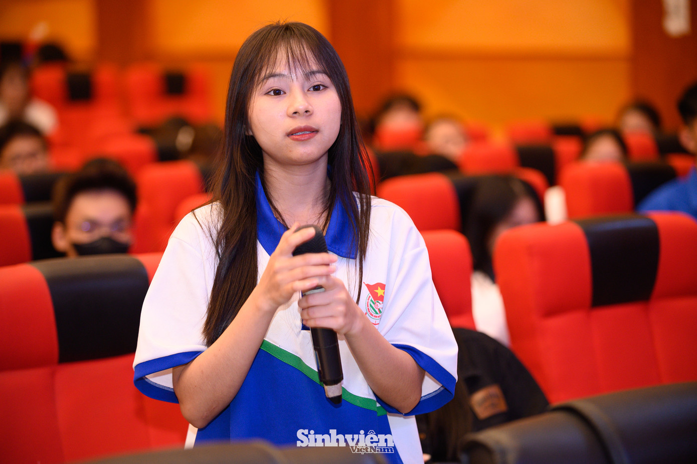 Sinh viên VYA đặt câu hỏi, thảo luận cùng các diễn giả. Sinh viên VYA đặt câu hỏi, thảo luận cùng các diễn giả.