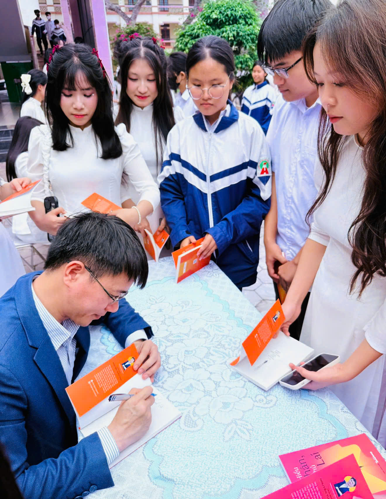 Tác giả, nhà báo Nguyễn Tuấn Anh ký tặng sách học sinh Trường THPT Thanh Hà. Tác giả, nhà báo Nguyễn Tuấn Anh ký tặng sách học sinh Trường THPT Thanh Hà.