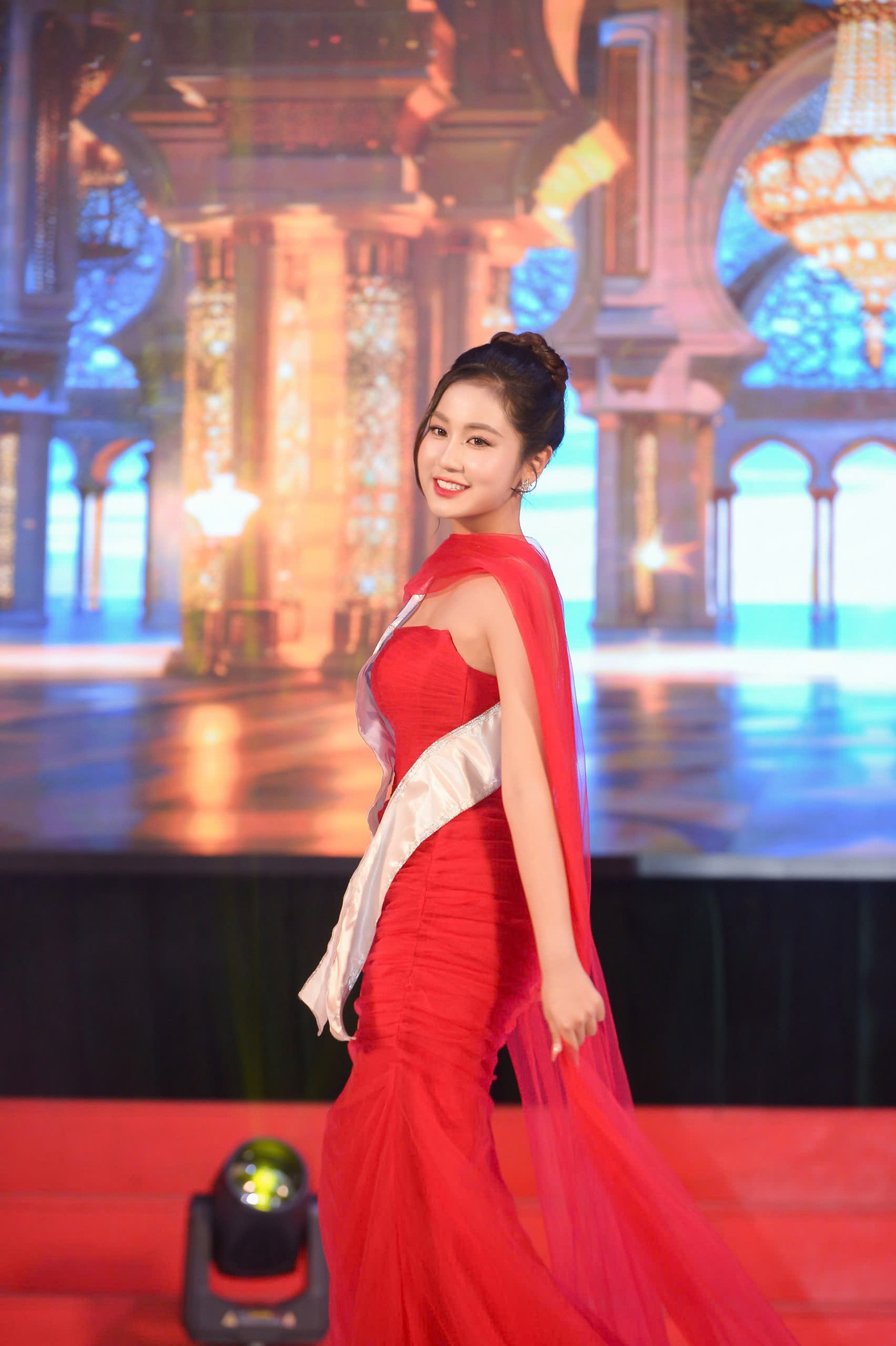 Phương Hà nổi bật trong đêm chung kết đầy cảm xúc.