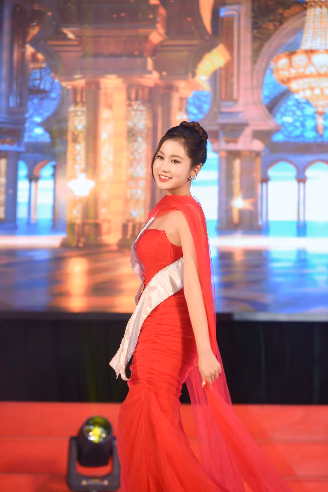 Phương Hà nổi bật trong đêm chung kết đầy cảm xúc.