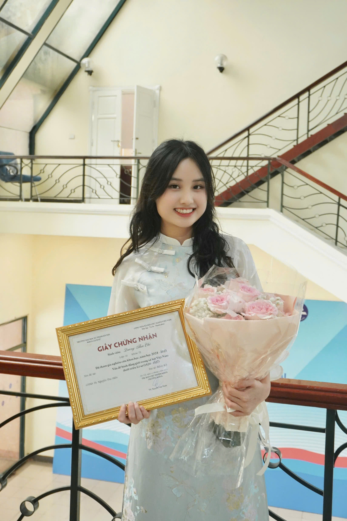 Thảo Chi nhận giấy chứng nhận “Đã tham gia Nghiên cứu Khoa học năm học 2024 - 2025”. Thảo Chi nhận giấy chứng nhận “Đã tham gia Nghiên cứu Khoa học năm học 2024 - 2025”.