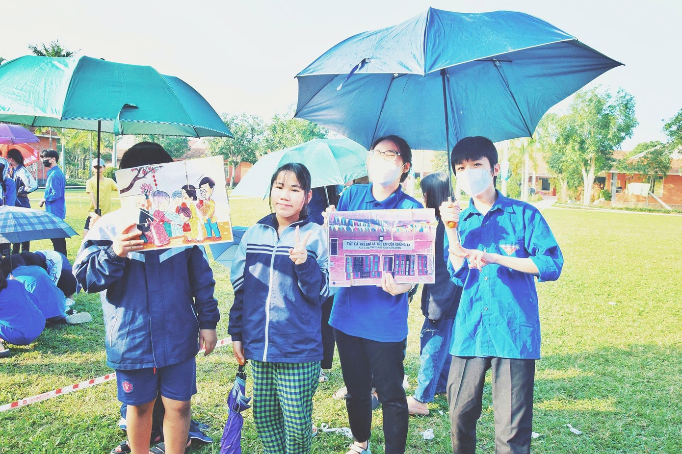 Lịch tham gia sự kiện Vì tiếng cười trẻ thơ, chia sẻ một cái Tết tràn ngập niềm vui với các em nhỏ. Lịch tham gia sự kiện Vì tiếng cười trẻ thơ, chia sẻ một cái Tết tràn ngập niềm vui với các em nhỏ.