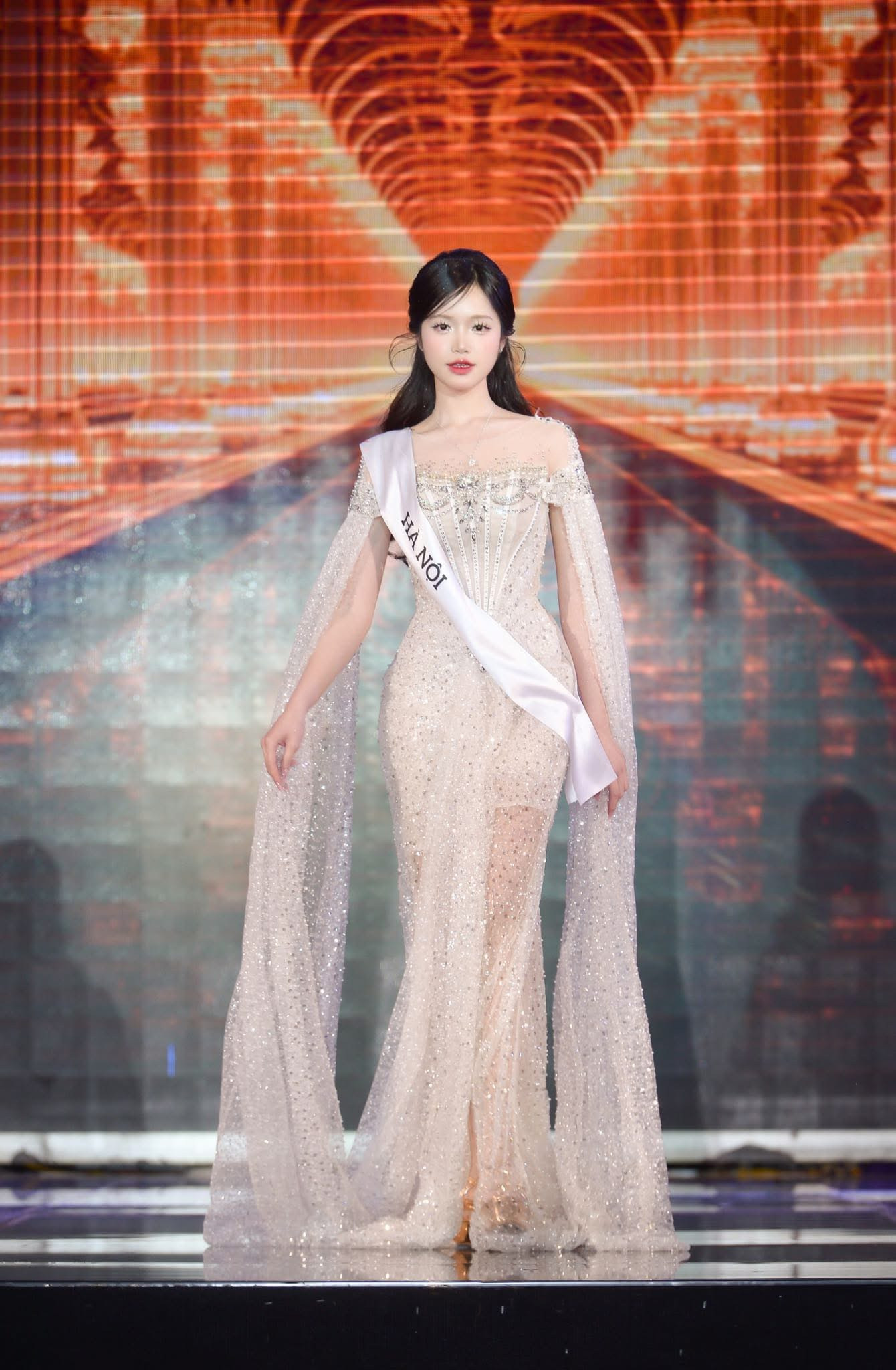 Những bước đi tự tin của người đẹp Minh Châu trong trang phục dạ hội. Những bước đi tự tin của người đẹp Minh Châu trong trang phục dạ hội.