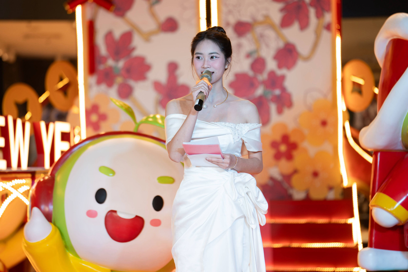 Nữ MC tự tin dẫn dắt các chương trình, sự kiện. Nữ MC tự tin dẫn dắt các chương trình, sự kiện.