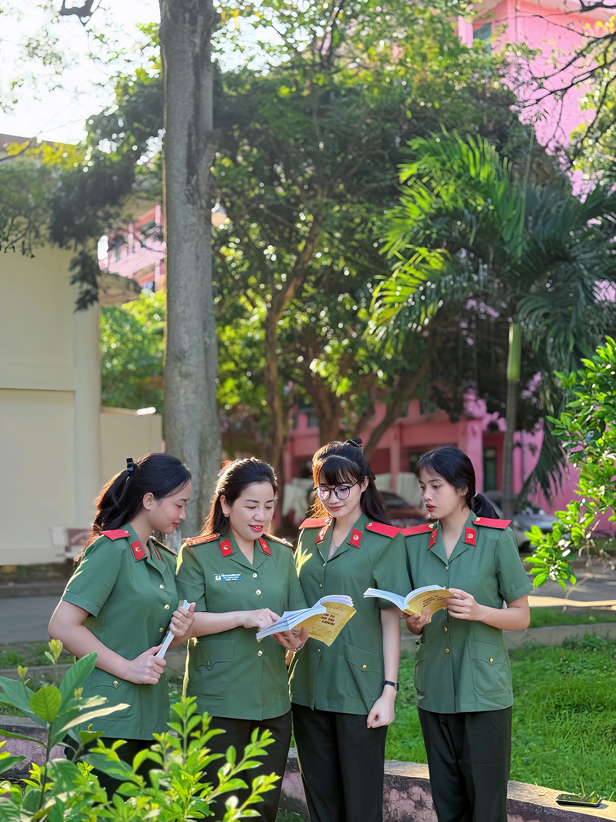 Trung tá Trần Thị Phương Hạnh (Người thứ hai từ trái sang) khẳng định giới tính không thể ngăn cản bản lĩnh và khát vọng cống hiến.