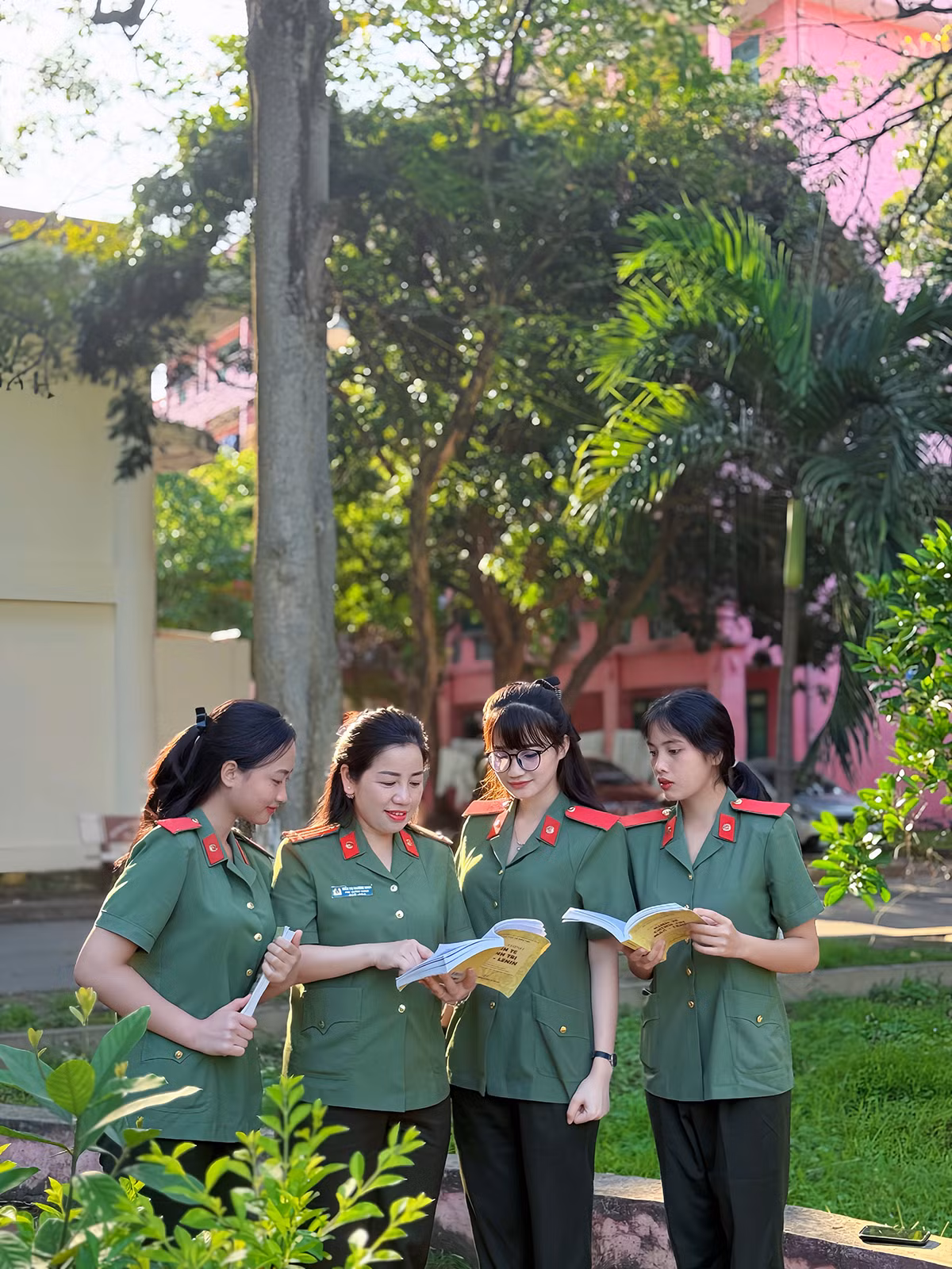 Trung tá Trần Thị Phương Hạnh (Người thứ hai từ trái sang) khẳng định giới tính không thể ngăn cản bản lĩnh và khát vọng cống hiến.