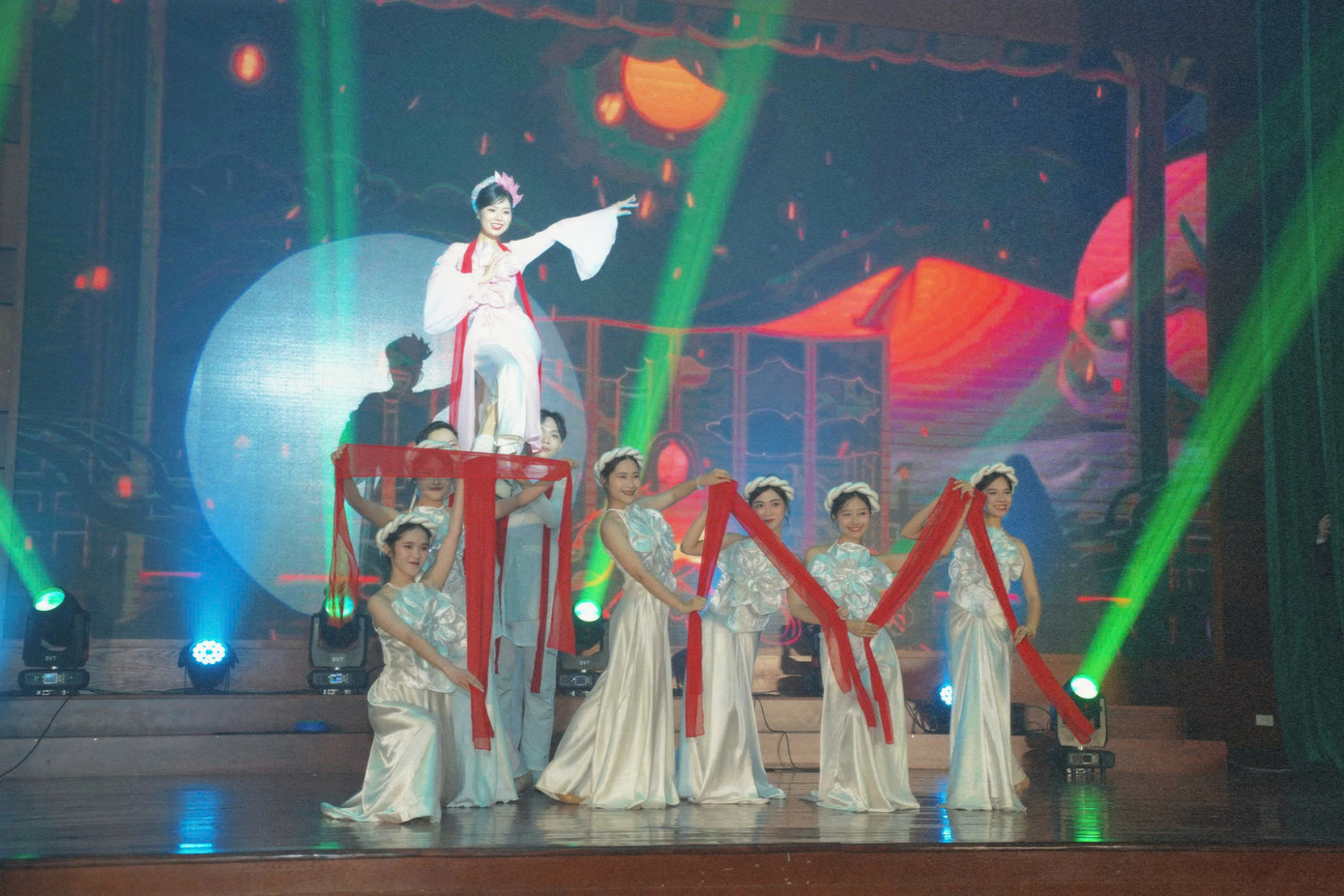 Thảo My trình diễn tiết mục múa Thị Mầu trong vòng thi Tài năng của Charm of Law.