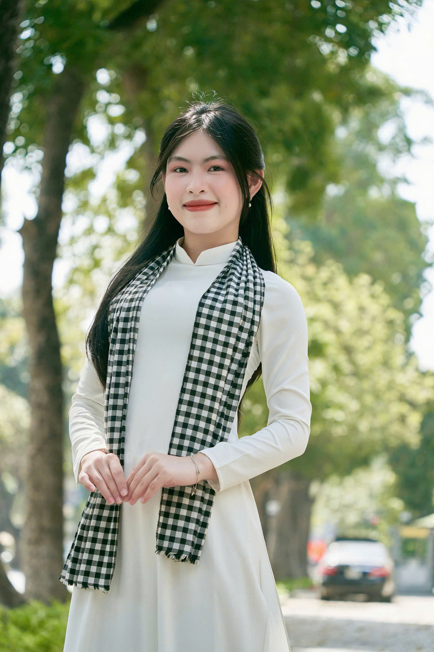 Mỗi bước đi trong tà áo dài là cách để Hà tôn vinh truyền thống và nhắc nhở trách nhiệm của tuổi trẻ trong việc xây dựng đất nước. Mỗi bước đi trong tà áo dài là cách để Hà tôn vinh truyền thống và nhắc nhở trách nhiệm của tuổi trẻ trong việc xây dựng đất nước.