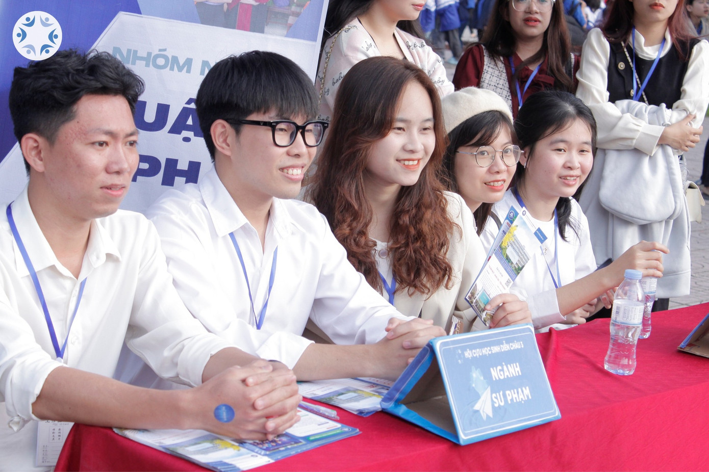 Các khu vực tư vấn đón tiếp rất nhiều sĩ tử đến lắng nghe chia sẻ (Ảnh: BTC)