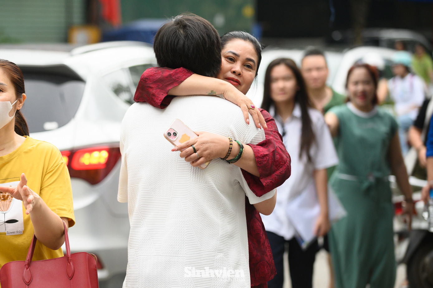 Những chiếc ôm chính là lời động viên lớn nhất dành cho các sĩ tử sau khi hoàn thành một chặng đường quan trọng. (Ghi nhận tại điểm thi THCS Dịch Vọng Hậu).