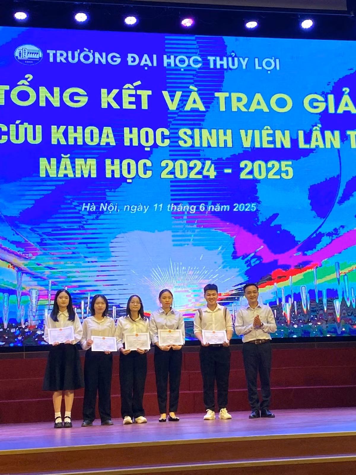 Vinh và các bạn nhận khen thưởng. Vinh và các bạn nhận khen thưởng.