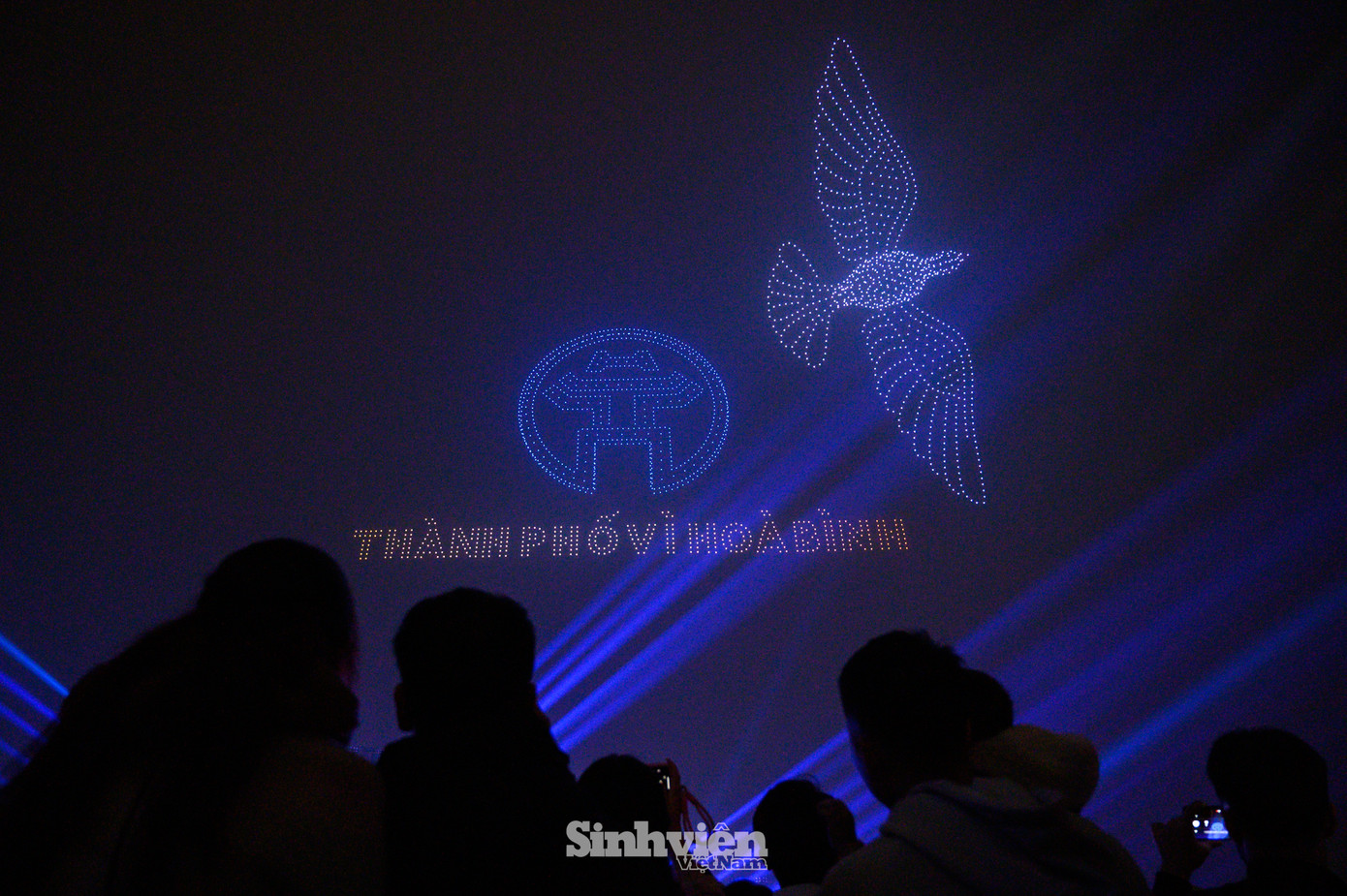 Những hình ảnh drone được thiết kế một cách sáng tạo không chỉ khơi dậy niềm tự hào dân tộc mà còn vẽ nên một bức tranh sinh động về Hà Nội: một thành phố cổ kính, luôn đổi mới và hội nhập, sẵn sàng đón đầu những xu hướng mới của thế giới.