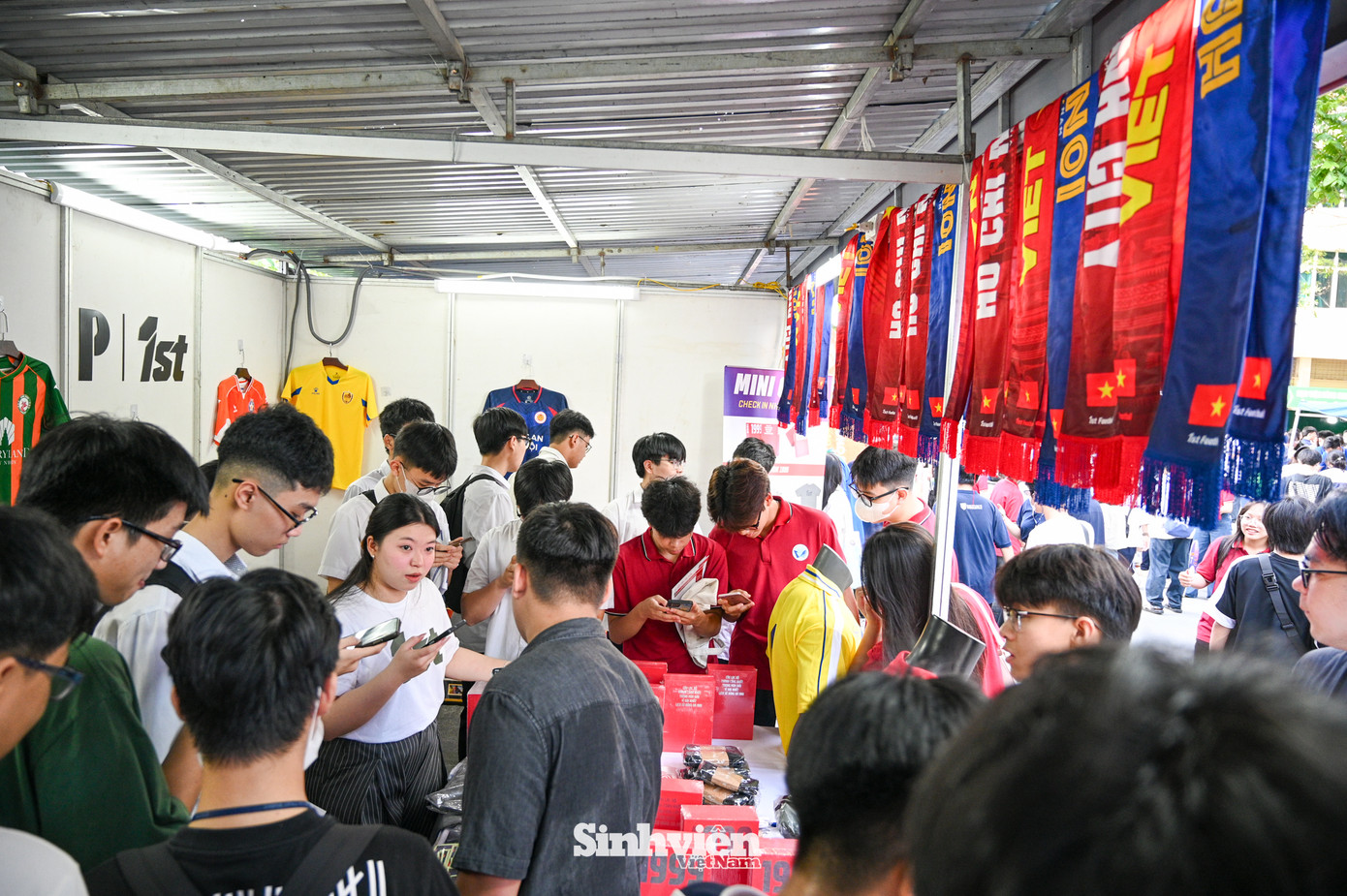 Gian trưng bày Bá Phú x 1st Football Store thu hút đông đảo học sinh, sinh viên trong khuôn khổ Ngày hội Tuyển sinh Khối các ngành Khoa học và Công nghệ 2025. Gian trưng bày Bá Phú x 1st Football Store thu hút đông đảo học sinh, sinh viên trong khuôn khổ Ngày hội Tuyển sinh Khối các ngành Khoa học và Công nghệ 2025.