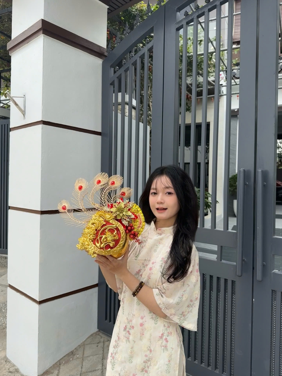 Không chỉ viết câu đối, Linh Giang còn khéo léo trang trí quả dừa lễ để thắp hương tổ tiên. Không chỉ viết câu đối, Linh Giang còn khéo léo trang trí quả dừa lễ để thắp hương tổ tiên.