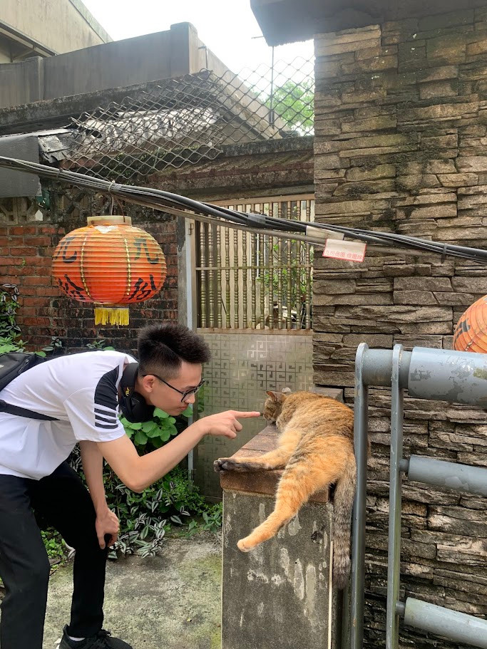 Thành An dành tình yêu thương và sự quan tâm đối với động vật. Thành An dành tình yêu thương và sự quan tâm đối với động vật.