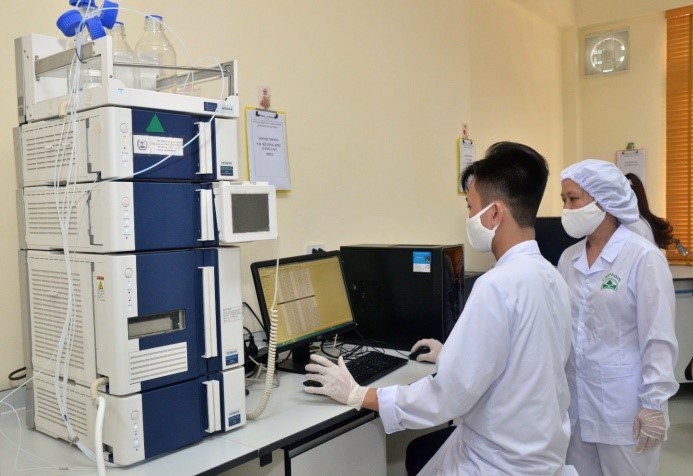 Sinh viên thực tập tại Phòng Thí nghiệm Trung tâm của Trường. Sinh viên thực tập tại Phòng Thí nghiệm Trung tâm của Trường.