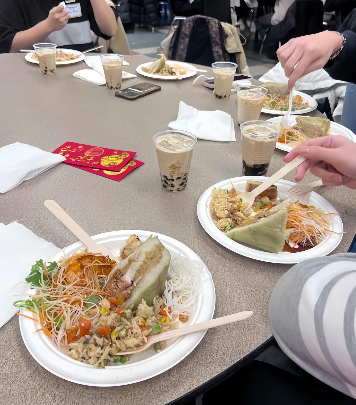 Những món ăn đậm đà hương vị Tết Việt, giờ đây trở thành món ăn &quot;đắt giá&quot; đối với những du học sinh tại Canada, gợi nhớ về quê hương thân yêu.