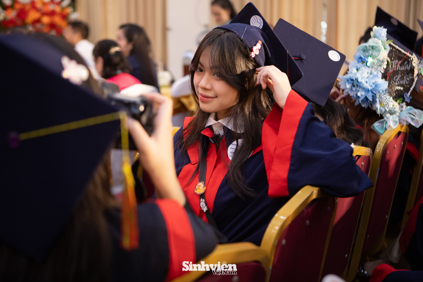 Tân cử nhân Học viện Phụ nữ Việt Nam rạng rỡ trong ngày tốt nghiệp.