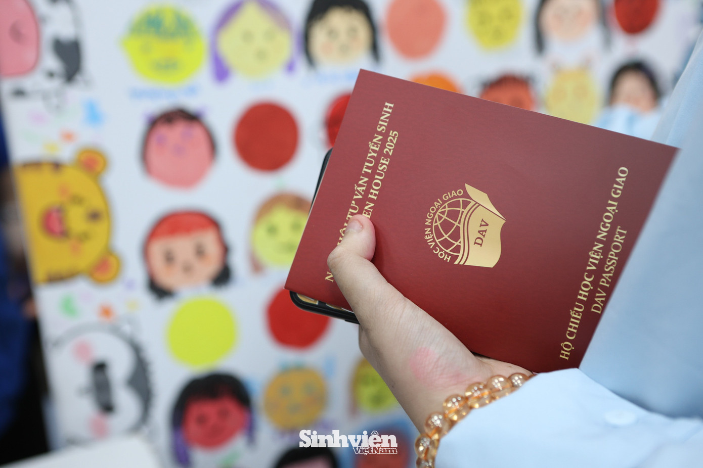 Một trong những điểm đặc biệt của DAV Open House là mỗi học sinh tham gia ngày hội đều có cho riêng cho mình một tấm hộ chiếu, ghi lại những hoạt động đã tham gia.