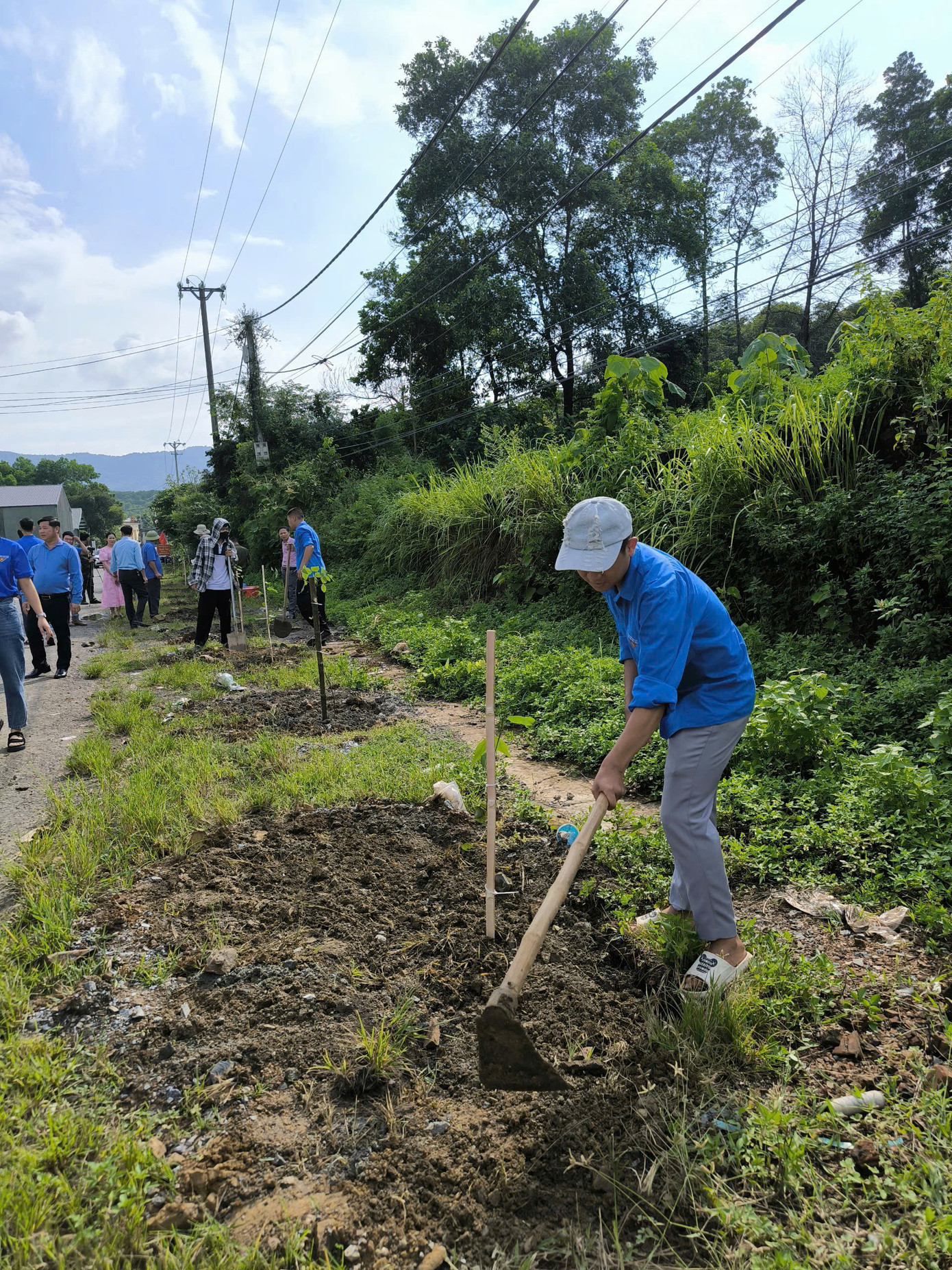 Chàng trai trẻ tích cực tham gia Chiến dịch tình nguyện "Mùa hè xanh". Chàng trai trẻ tích cực tham gia Chiến dịch tình nguyện "Mùa hè xanh".