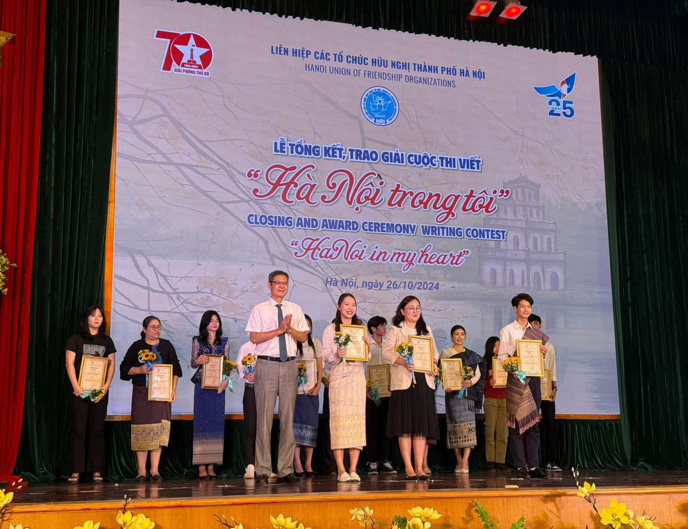 Hình ảnh Sidouangchanh Khamping nhận giải thưởng Hà Nội trong tôi. Hình ảnh Sidouangchanh Khamping nhận giải thưởng Hà Nội trong tôi.