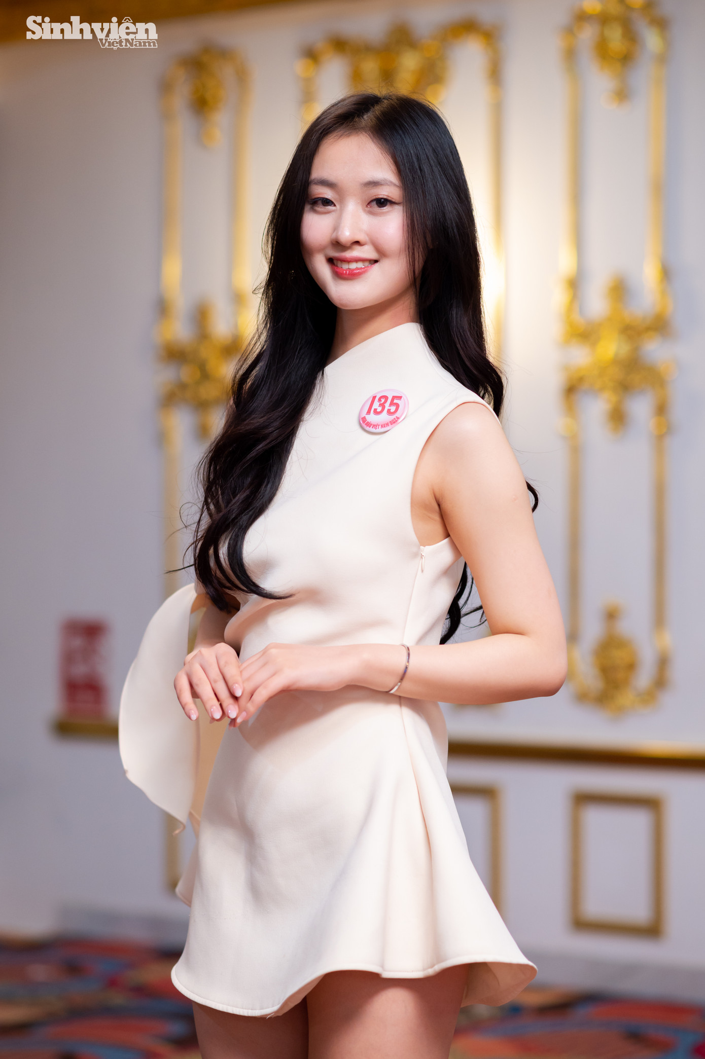 Hoàng Thị Tú Anh (SBD 135) cũng được biết đến là cô gái có sở trường về thơ ca và múa. Chia sẻ về cảm xúc khi bản thân được ghi danh vào vòng chung khảo, cô nàng cho biết: “Mình cảm thấy vô cùng tự hào vì đã đạt được kết quả đúng như kỳ vọng sau nhiều nỗ lực và sự chuẩn bị kỹ lưỡng”. Hoàng Thị Tú Anh (SBD 135) cũng được biết đến là cô gái có sở trường về thơ ca và múa. Chia sẻ về cảm xúc khi bản thân được ghi danh vào vòng chung khảo, cô nàng cho biết: “Mình cảm thấy vô cùng tự hào vì đã đạt được kết quả đúng như kỳ vọng sau nhiều nỗ lực và sự chuẩn bị kỹ lưỡng”.