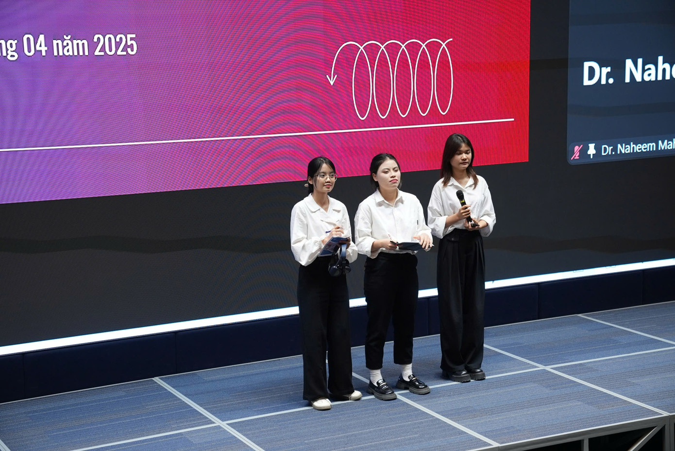 Khoảnh khắc đáng nhớ của các thí sinh trẻ trên sân khấu.