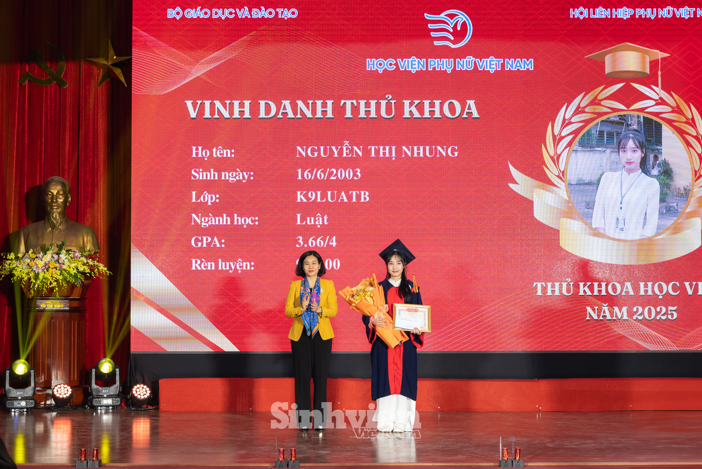 Bà Nguyễn Thị Tuyến - Ủy viên BCH Trung ương Đảng, Chủ tịch Hội Liên hiệp Phụ nữ Việt Nam trao khen thưởng Thủ khoa Học viện và Thủ khoa các ngành.