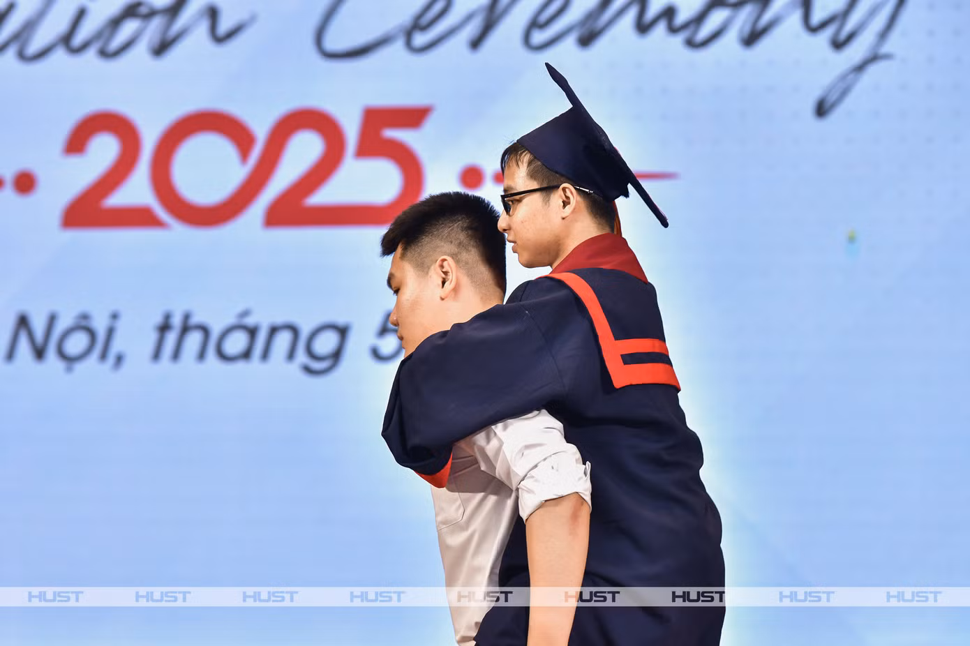 Tình bạn của Hiếu và Minh là minh chứng rằng, sự đồng hành chân thành có thể đưa người ta vượt qua mọi giới hạn của cuộc sống (Ảnh: HUST)