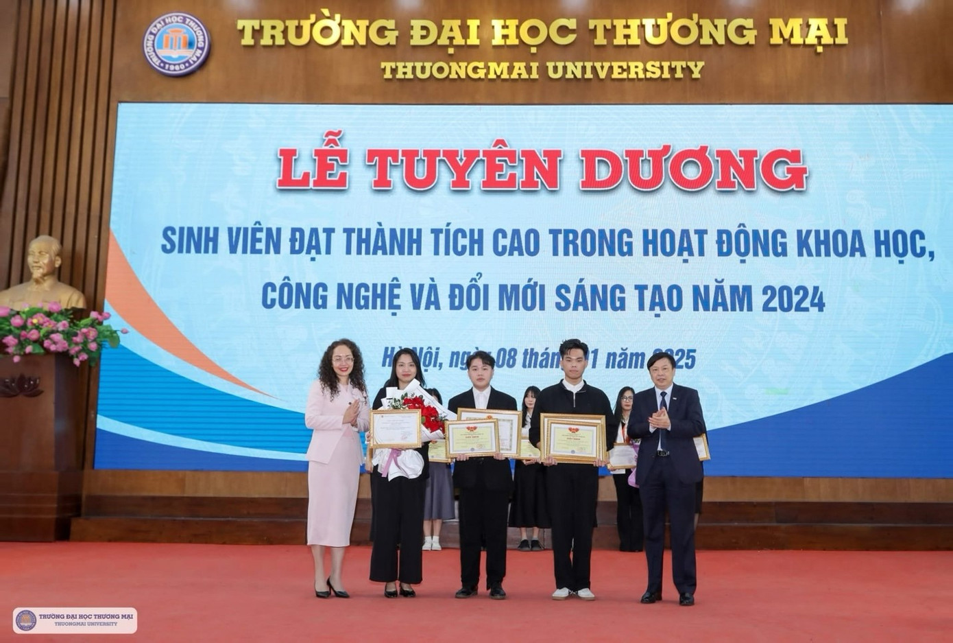 Hữu Lương cùng Giảng viên hướng dẫn và thành viên nhóm nhận Giải thưởng Khoa học và Công nghệ năm 2024 của Bộ Giáo dục và Đào tạo.