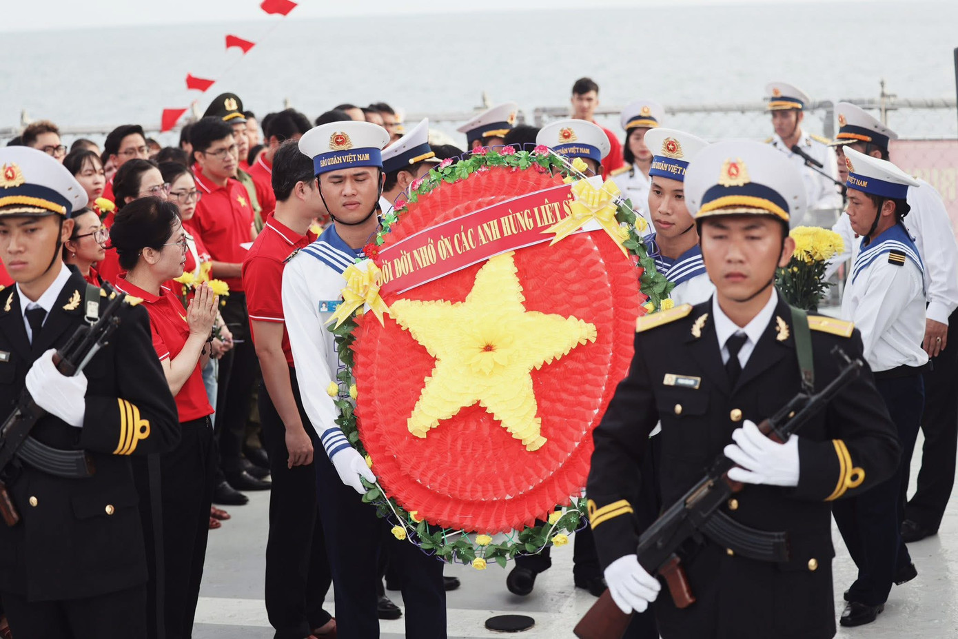 Bảo Khánh cùng đoàn đại biểu dâng hoa tưởng niệm các anh hùng liệt sĩ đã hy sinh vì biển đảo quê hương (Ảnh: Phan Quốc) Bảo Khánh cùng đoàn đại biểu dâng hoa tưởng niệm các anh hùng liệt sĩ đã hy sinh vì biển đảo quê hương (Ảnh: Phan Quốc)