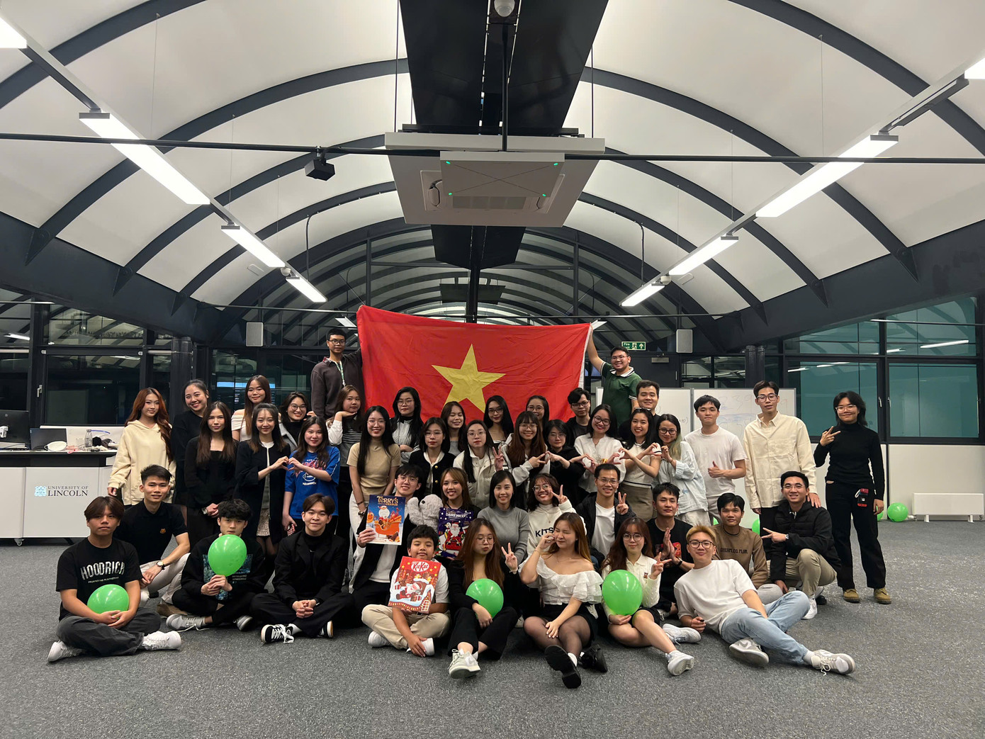 Việt Anh cùng cộng đồng du học sinh tại Anh. Việt Anh cùng cộng đồng du học sinh tại Anh.