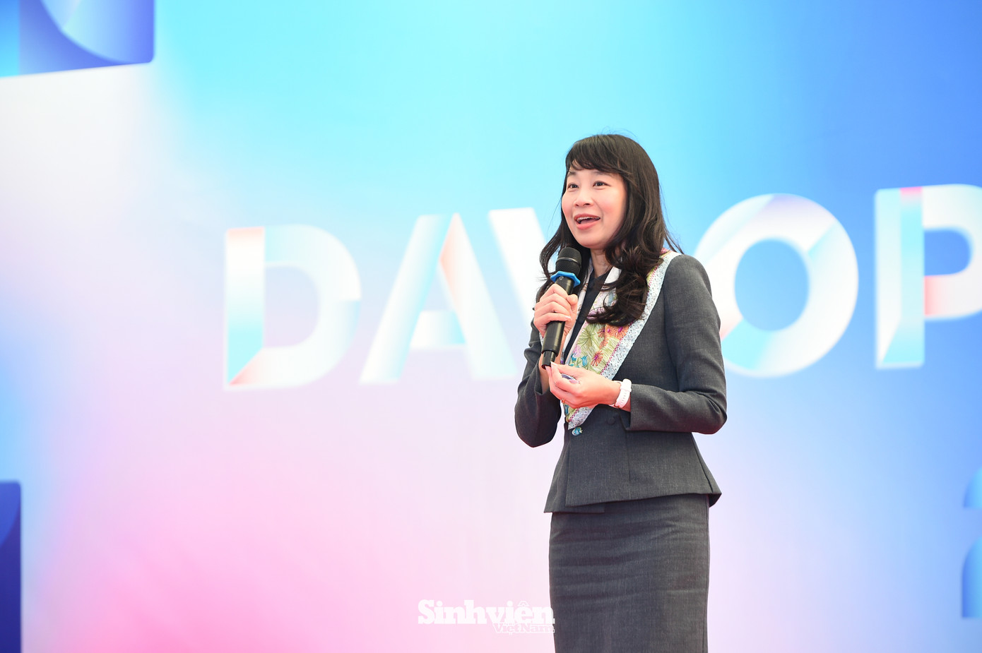 Để giúp học sinh THPT tiếp cận thực tế môi trường học tập tại Học viện Ngoại giao, Ban Đào tạo và Đoàn Thanh niên Học viện đã phối hợp tổ chức DAV Open House. PGS.TS Nguyễn Thị Lan Anh, Phó Giám đốc Học viện, đã chủ trì lễ khai mạc sự kiện.