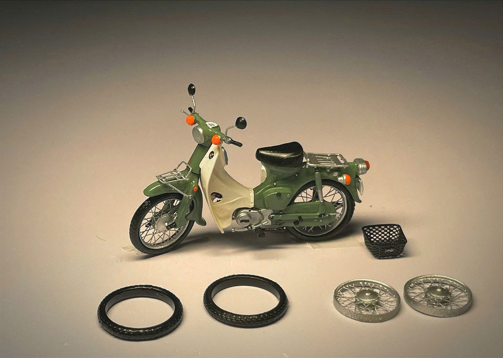 Bên cạnh mô hình ô tô và diorama, Chiến còn có đam mê với những chiếc xe máy mô hình tí hon, có giá lên tới cả triệu đồng. Anh giải thích: "Để tạo ra một chiếc xe máy mô hình đẹp và chất lượng, mình phải đầu tư rất nhiều vào phôi, tem dán, sơn và các dụng cụ khác. Thời gian để hoàn thiện một chiếc xe cũng rất lâu, có khi mất vài ngày." Diorama đem lại cho Chiến nguồn thu nhập nhất định để trang trải cuộc sống và nuôi dưỡng đam mê. Bên cạnh mô hình ô tô và diorama, Chiến còn có đam mê với những chiếc xe máy mô hình tí hon, có giá lên tới cả triệu đồng. Anh giải thích: "Để tạo ra một chiếc xe máy mô hình đẹp và chất lượng, mình phải đầu tư rất nhiều vào phôi, tem dán, sơn và các dụng cụ khác. Thời gian để hoàn thiện một chiếc xe cũng rất lâu, có khi mất vài ngày." Diorama đem lại cho Chiến nguồn thu nhập nhất định để trang trải cuộc sống và nuôi dưỡng đam mê.