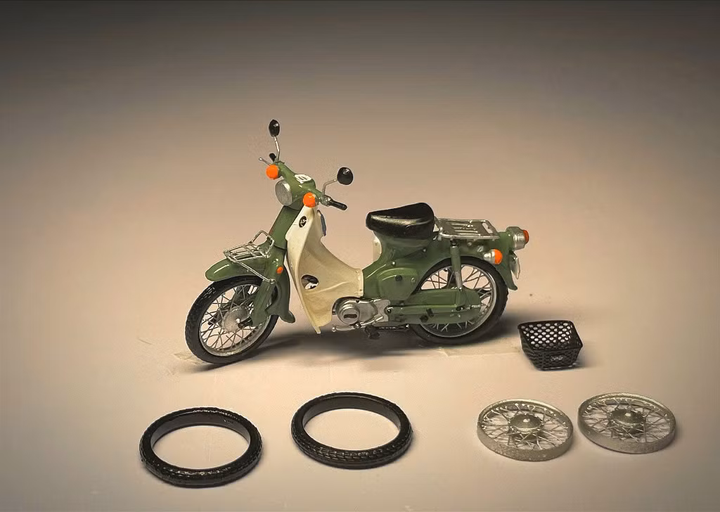 Bên cạnh mô hình ô tô và diorama, Chiến còn có đam mê với những chiếc xe máy mô hình tí hon, có giá lên tới cả triệu đồng. Anh giải thích: "Để tạo ra một chiếc xe máy mô hình đẹp và chất lượng, mình phải đầu tư rất nhiều vào phôi, tem dán, sơn và các dụng cụ khác. Thời gian để hoàn thiện một chiếc xe cũng rất lâu, có khi mất vài ngày." Diorama đem lại cho Chiến nguồn thu nhập nhất định để trang trải cuộc sống và nuôi dưỡng đam mê.