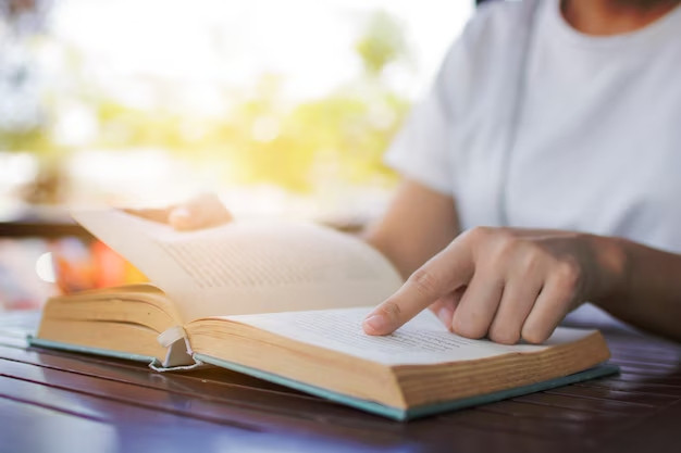 Đọc sách - hoạt động giúp Gen Z phát triển bản thân trong kỳ nghỉ lễ 30/4 - 1/5. (Ảnh: Minh họa)