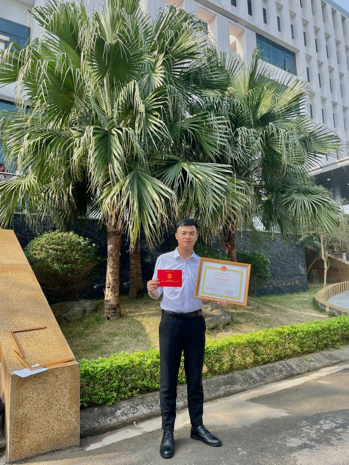 Tốt nghiệp trước thời hạn 6 tháng, một cột mốc đáng tự hào của Việt Hưng. Tốt nghiệp trước thời hạn 6 tháng, một cột mốc đáng tự hào của Việt Hưng.