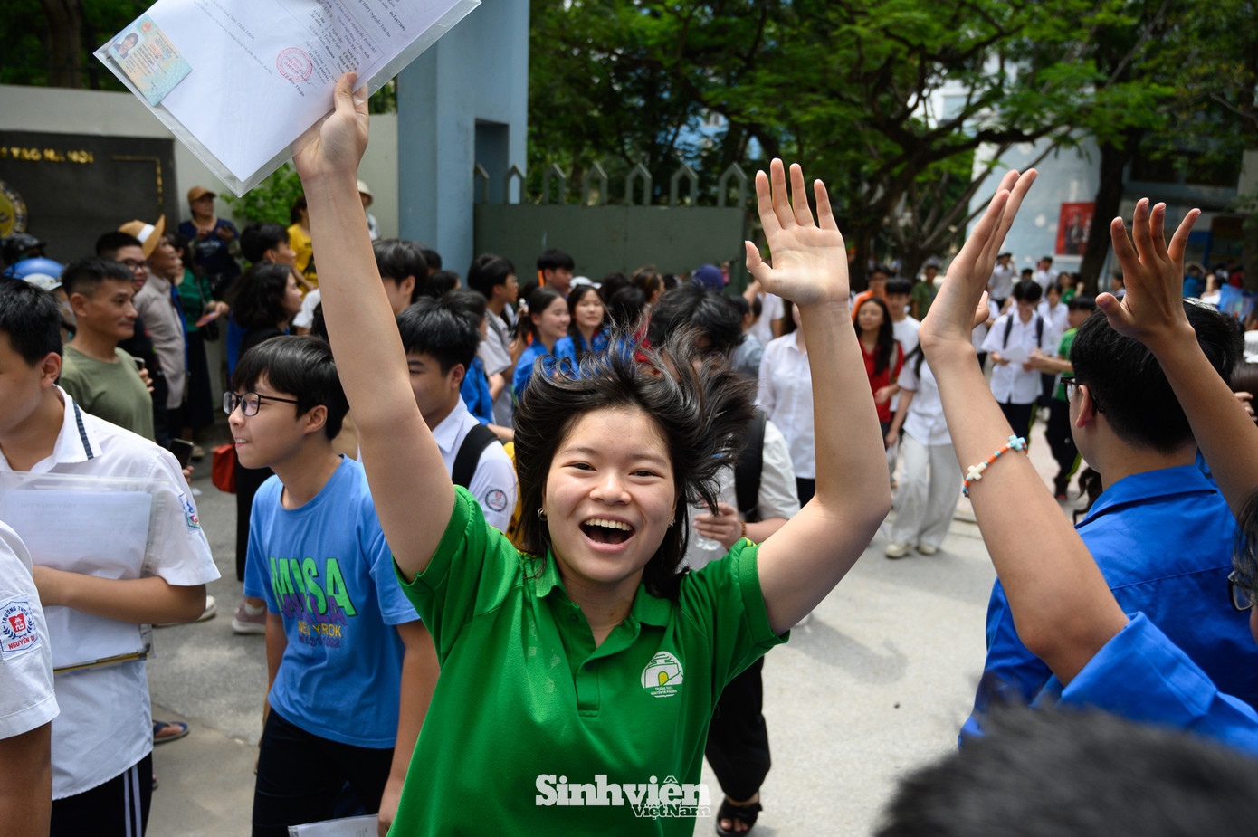 Tại điểm thi Trường THPT Nguyễn Trãi, các sĩ tử hân hoan rời phòng thi với nụ cười rạng rỡ.
